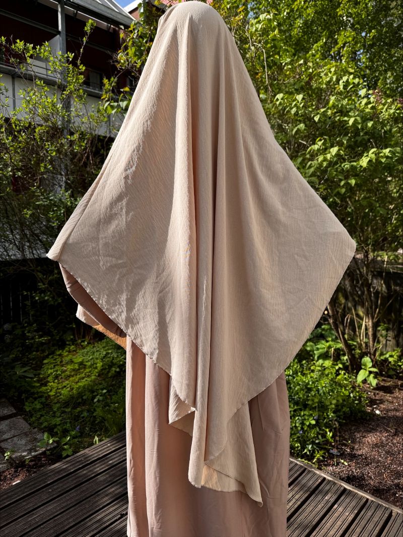 Mink Jazz khimar takaa kuvattuna – peittävä ja joustava hijab musliminaisille jokapäiväiseen käyttöön