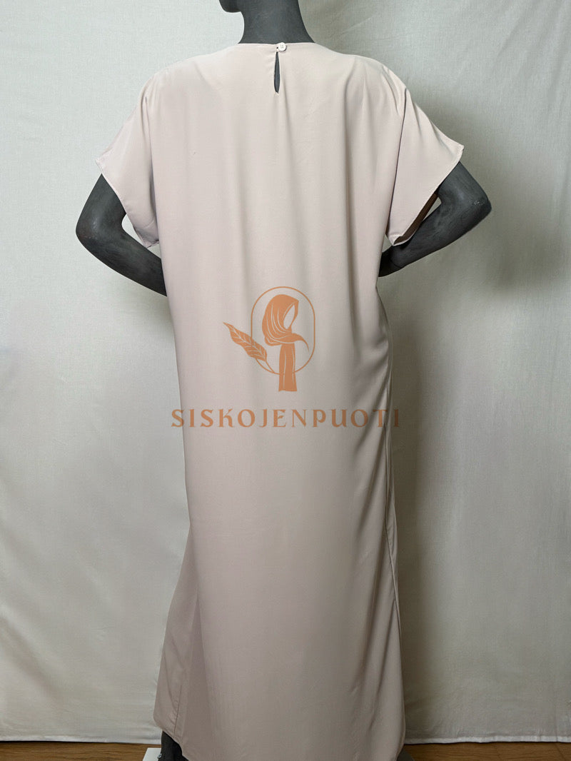 SOFIA alusmekko musliminaisille beige takaa – pehmeä Medina-silkki, lisäpeittävyys abayan tai jilbabin alla, suomalainen verkkokauppa