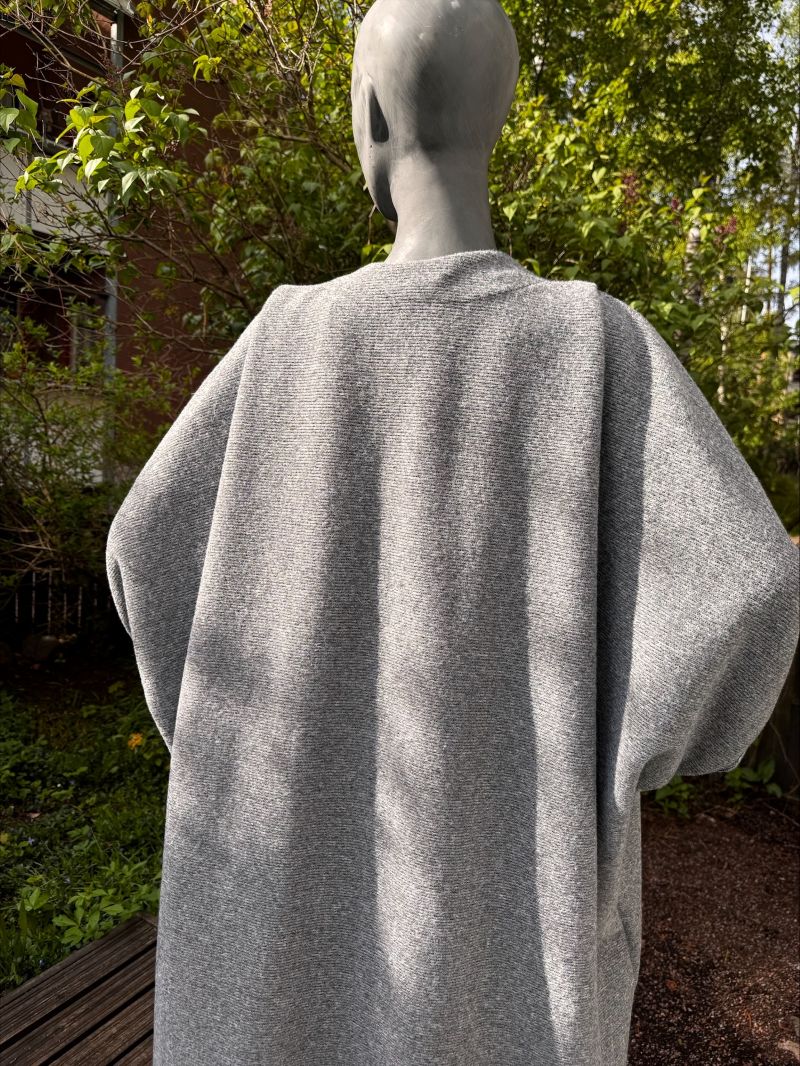 Harmaa avoin abaya musliminaisille takaa – lämmin villamainen takki abayan päälle, peittävä ja tyylikäs, suomalainen verkkokauppa