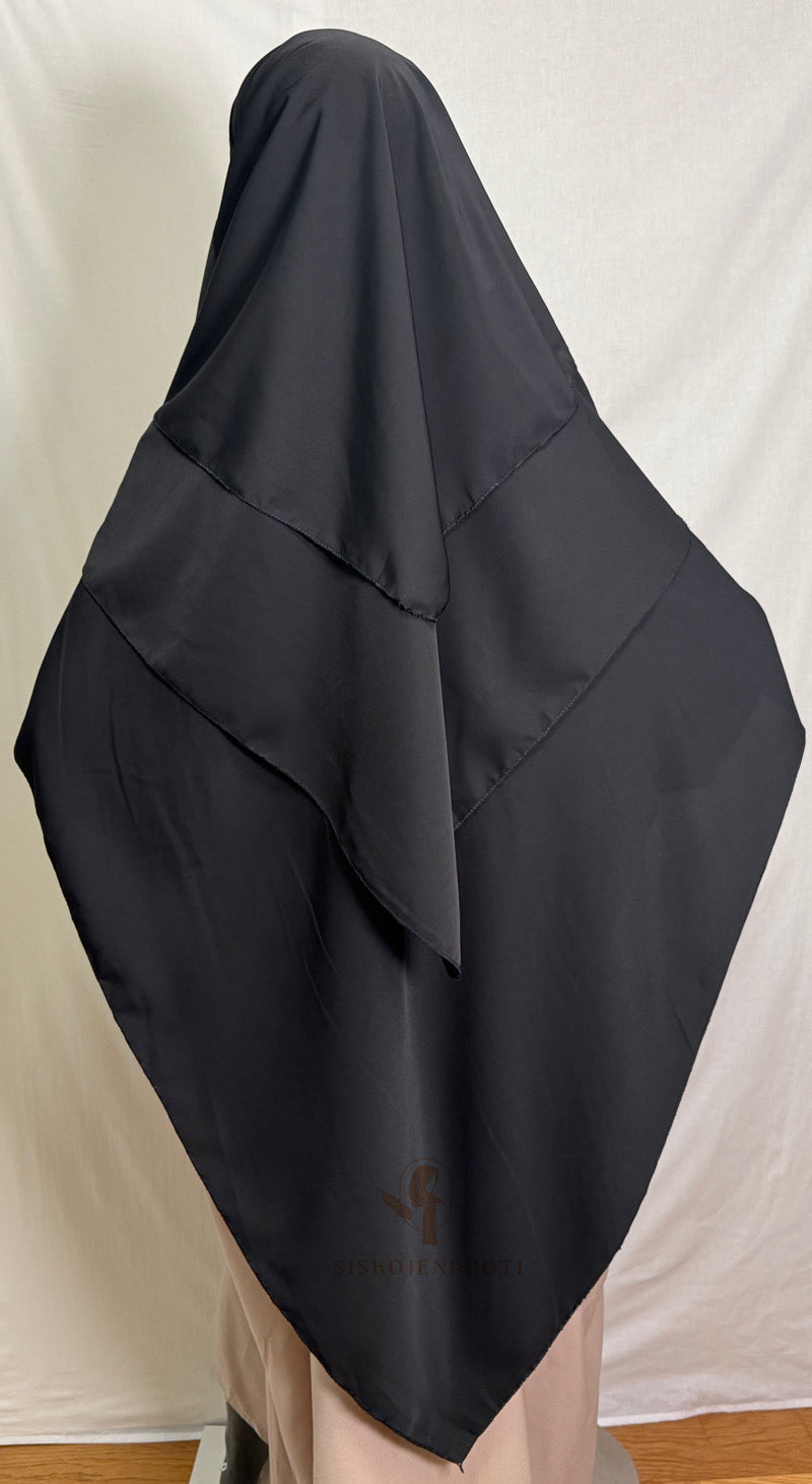 Kolmikerroksinen khimar musta, takaa kuvattuna – peittävä ja kevyt hijab musliminaisille, arkeen ja jokapäiväiseen käyttöön