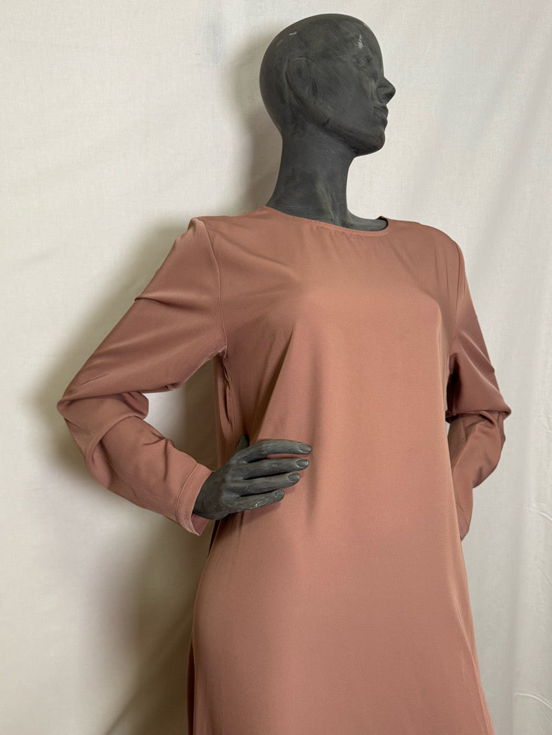 LINA abaya mekko musliminaisille – nude väri, ajaton ja peittävä hijab-mekko, suomalainen verkkokauppa