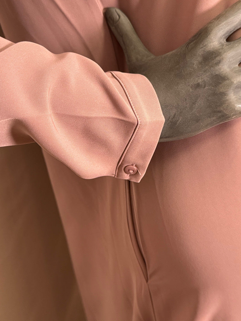 LINA abaya mekko musliminaisille lähikuva  hihasta– nude väri, ajaton ja peittävä hijab-mekko, suomalainen verkkokauppa