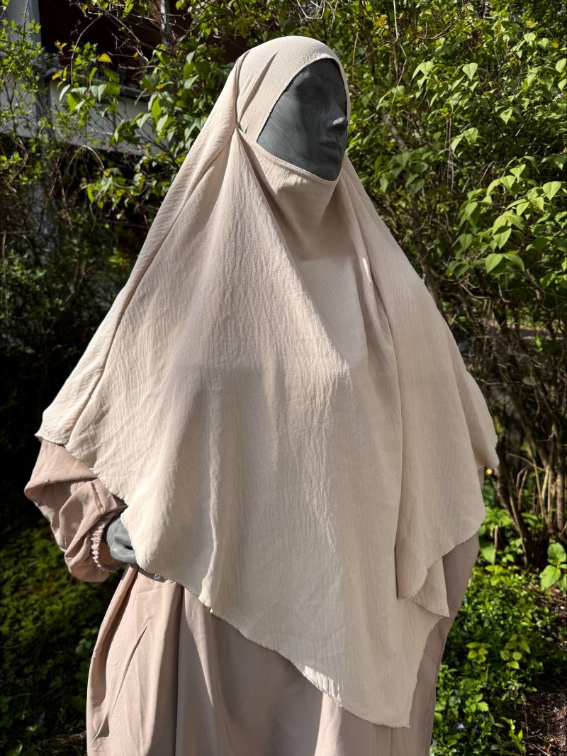 Mink Jazz khimar edesta kuvattuna – peittävä ja joustava hijab musliminaisille jokapäiväiseen käyttöön