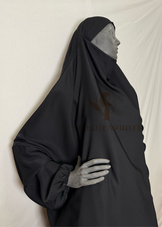 Musta 2-osainen jilbab medinasilkistä – peittävä ja mukava hijab musliminaisille, kevyt ja helposti puettava
