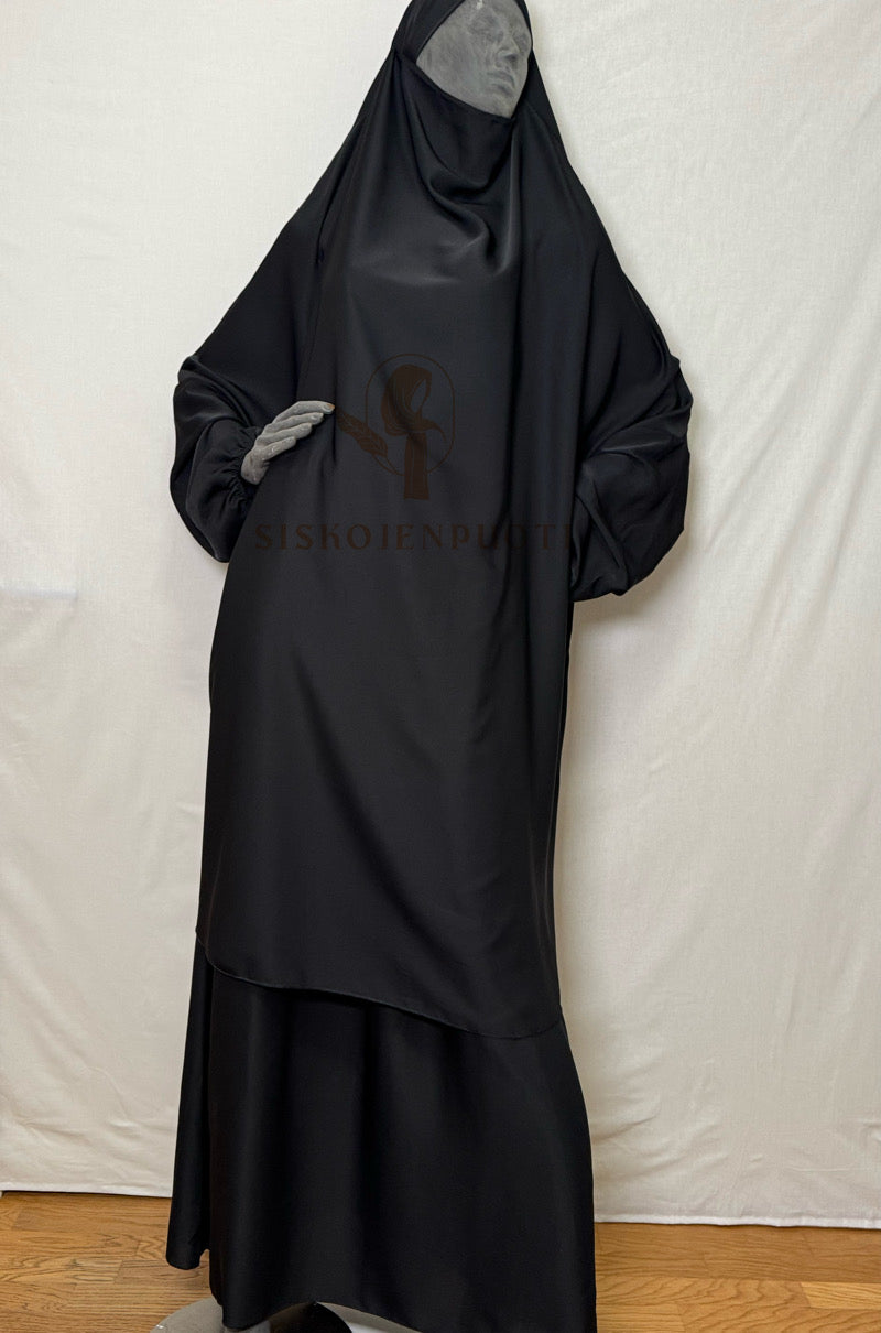 Musta 2-osainen jilbab medinasilkistä – peittävä ja mukava hijab musliminaisille, kevyt ja helposti puettava