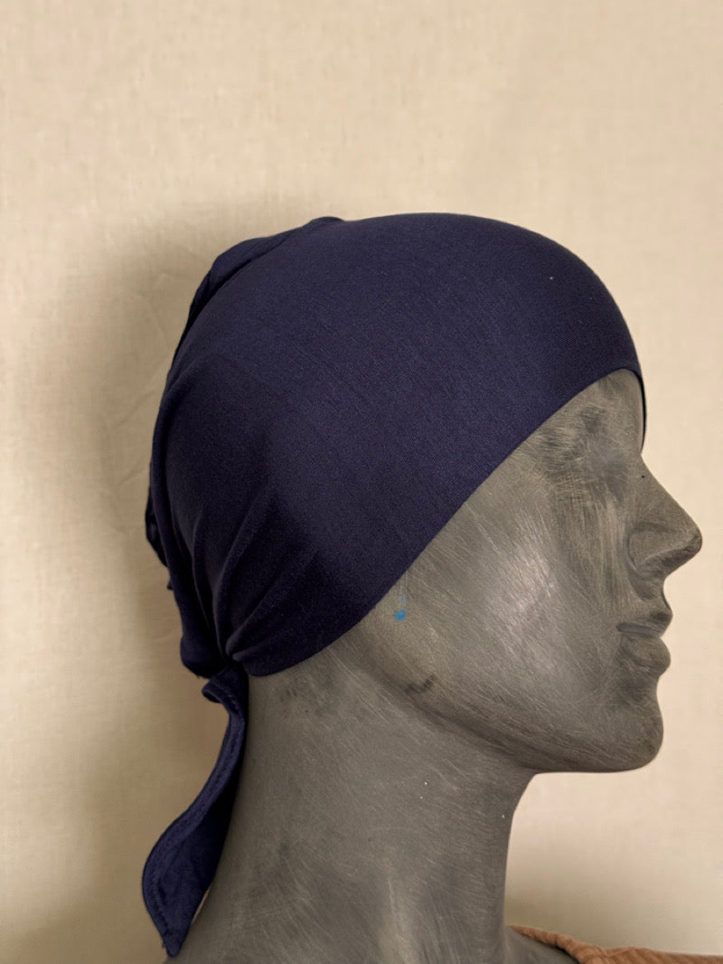 Navy blue sidottava alushuivi – kevyt hijab musliminaisille
