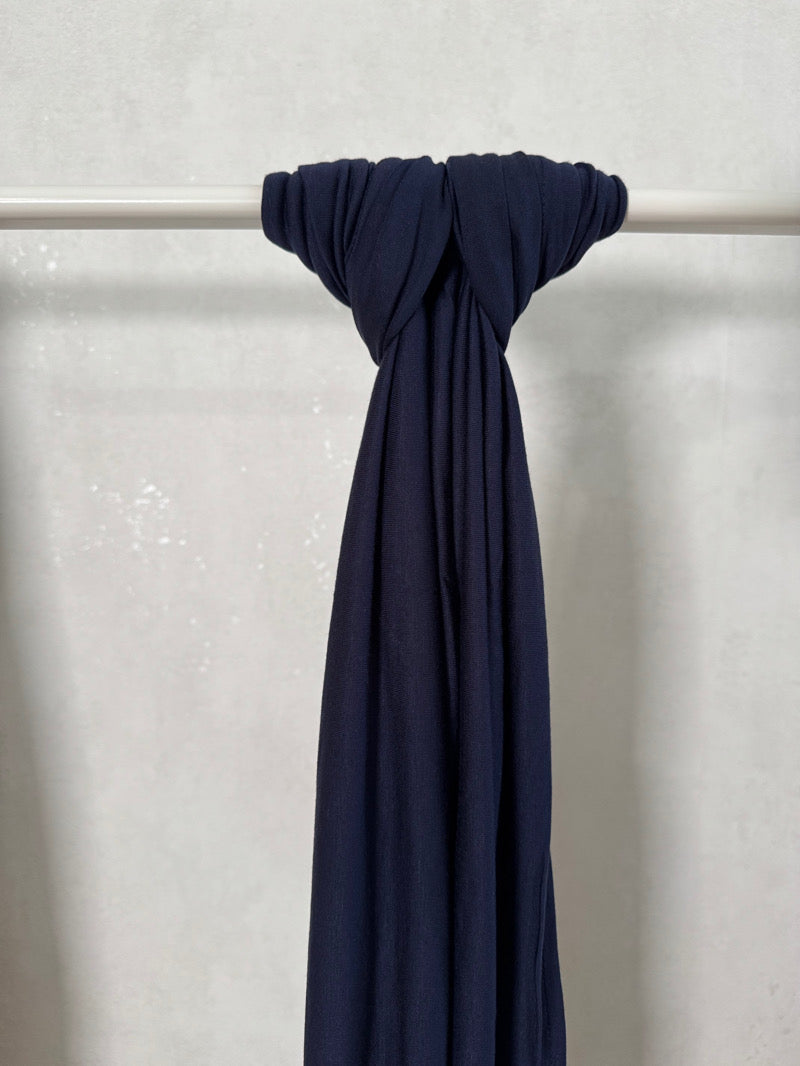 Premium Jersey huivi navy – tummansininen puuvillaviskoosi hijab musliminaisille, tyylikäs ja käytännöllinen