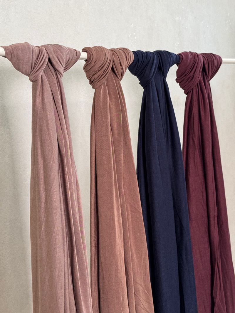 Premium Jersey huivit – puuvillaviskoosi hijab musliminaisille, saatavilla wood, walnut, winered ja navy, arkeen ja jokapäiväiseen käyttöön.
