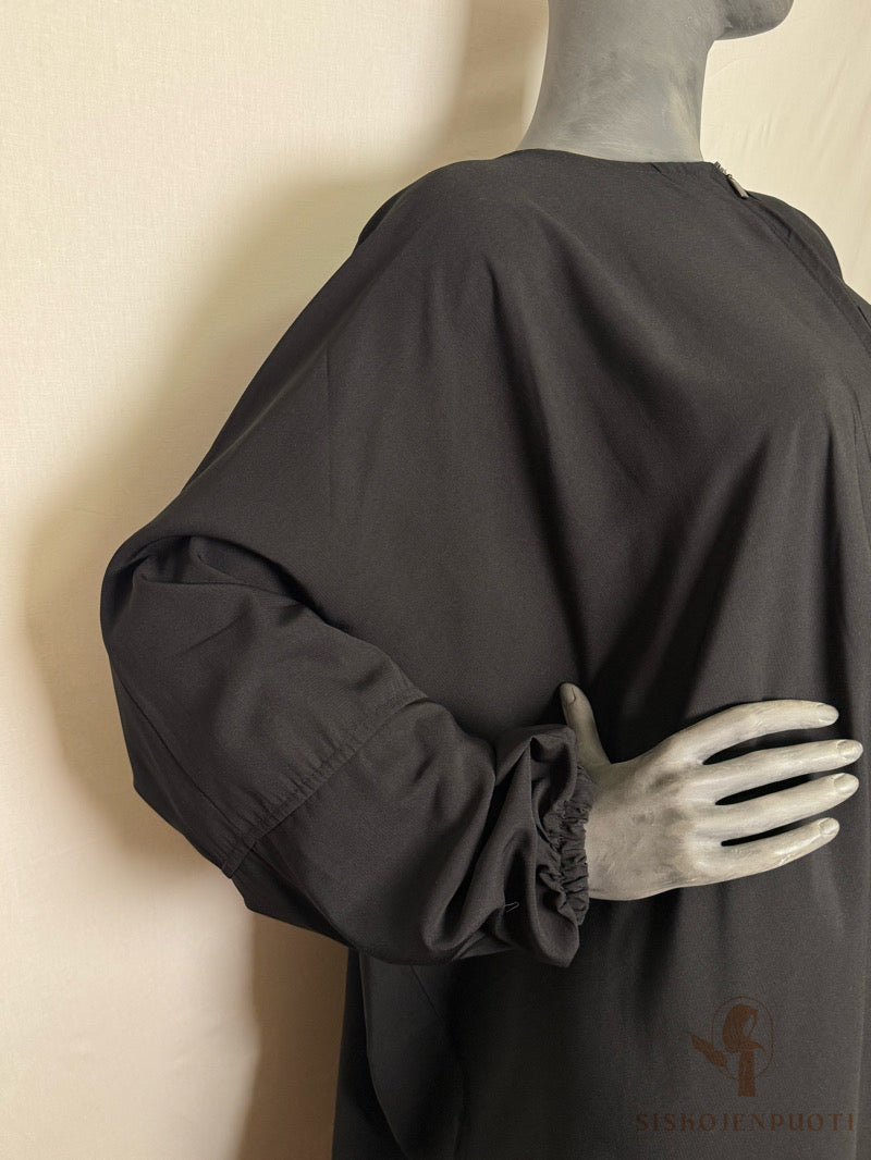 SALMA farasha abaya musta sivusta kuvattuna – tyylikäs ja peittävä abaya arkeen ja juhlaan musliminaisille, suomalainen verkkokauppa