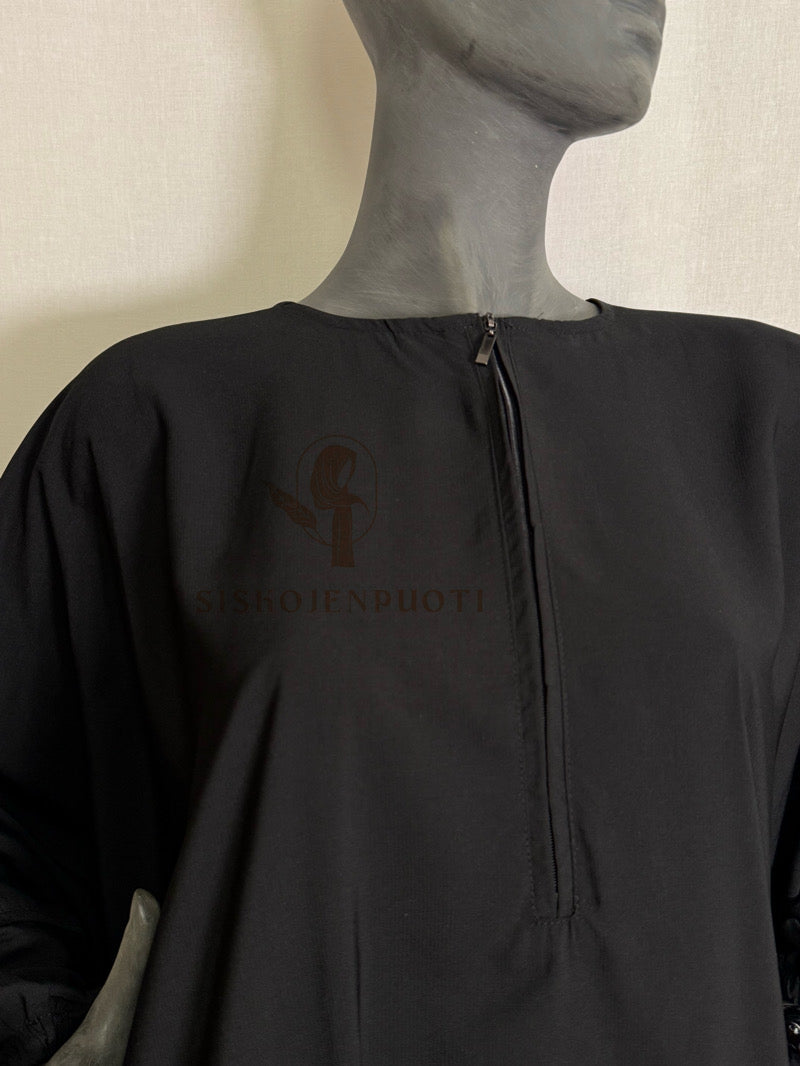 SALMA farasha abaya musta läheltä kuvattuna – tyylikäs ja peittävä abaya arkeen ja juhlaan musliminaisille, suomalainen verkkokauppa