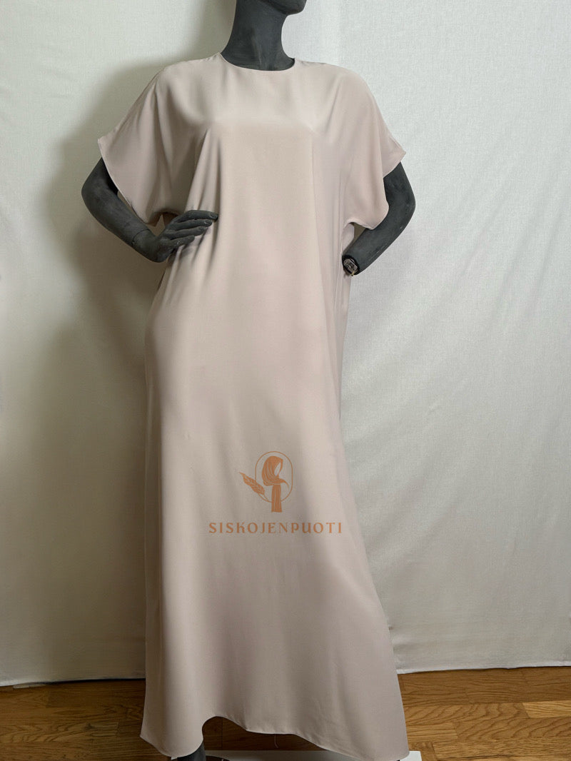 SOFIA alusmekko musliminaisille beige edestä – pehmeä Medina-silkki, täydellinen pohja abayan tai jilbabin alle, suomalainen verkkokauppa