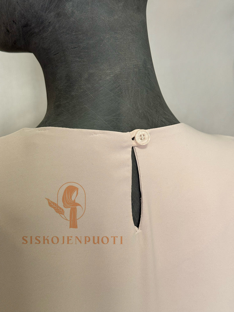 SOFIA alusmekko musliminaisille beige läheltä, takaa – pehmeä Medina-silkki, lisäpeittävyys abayan tai jilbabin alla, suomalainen verkkokauppa