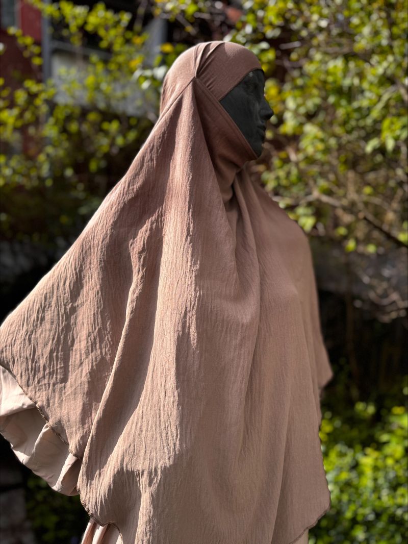 Taupe Jazz khimar edestä kuvattuna – joustava ja kevyt hijab musliminaisille, ei vaadi silittämistä