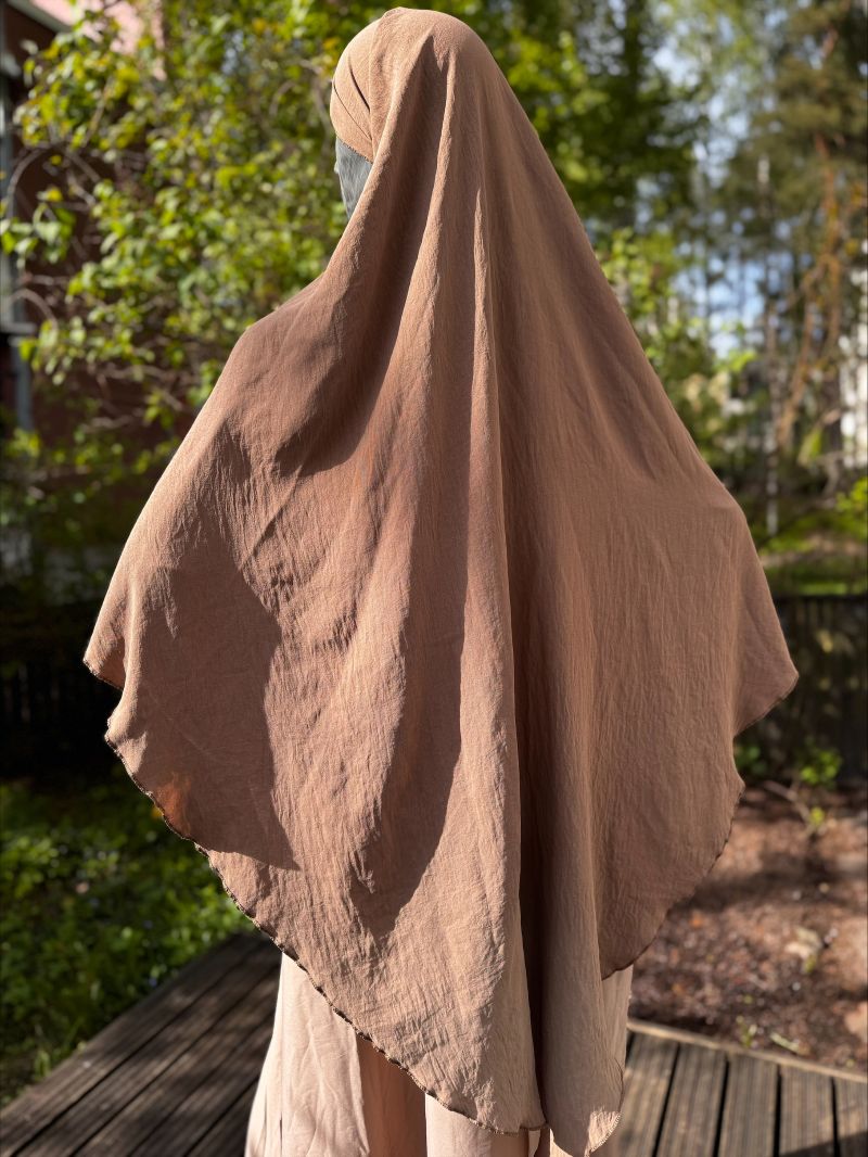 Taupe Jazz khimar takaa kuvattuna – joustava ja kevyt hijab musliminaisille, ei vaadi silittämistä