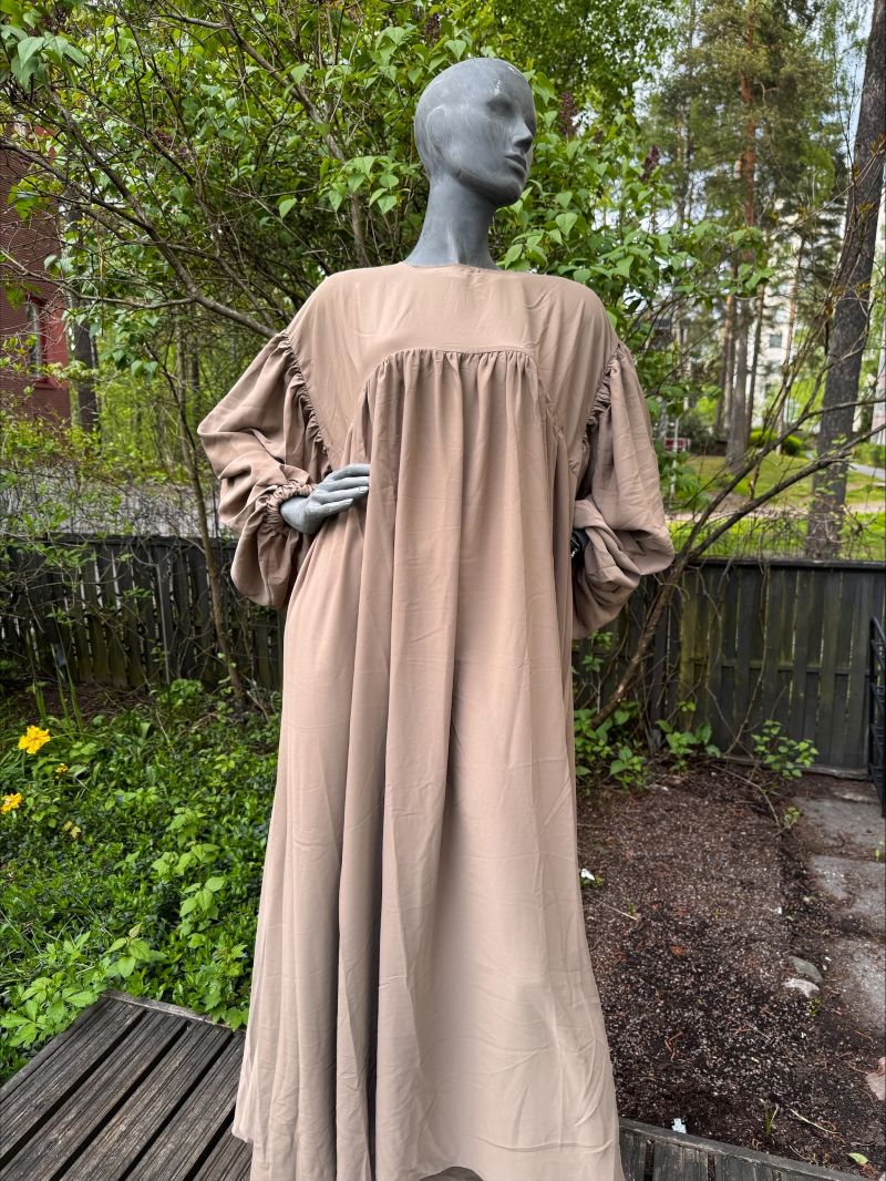 LAYLA Abaya taupe musliminaisille, edestä kuvattu, Medina-silkkiä, balloon sleeve -hihat, rypytetty rintamus, leveä leikkaus, peittävä ja mukava, hijab-yhteensopiva