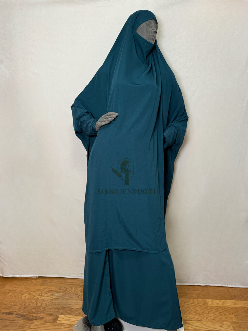 Teal 2-osainen lycra jilbab, edestä kuvattuna– pehmeä ja tyylikäs hijab musliminaisille, helppo pukea päälle
