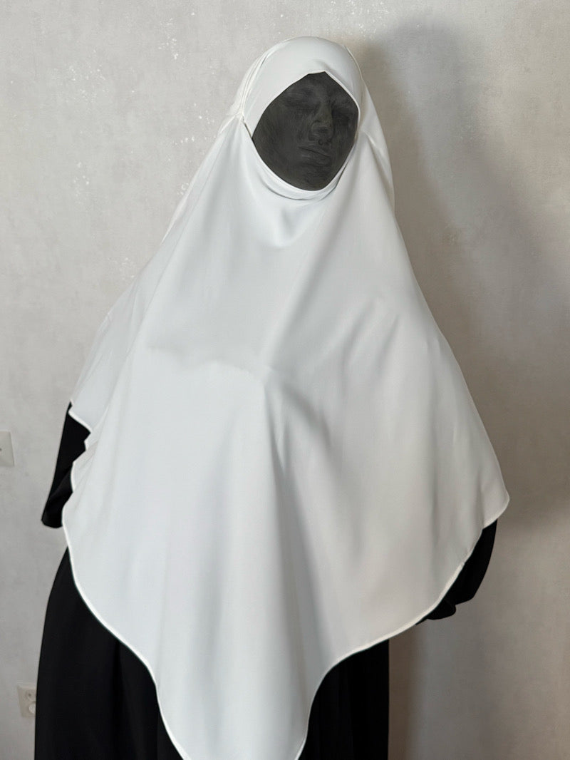 Valkoinen 2-kerroksinen khimar niqab-nauhoilla edestä kuvattuna – peittävä ja napakka hijab musliminaisille
