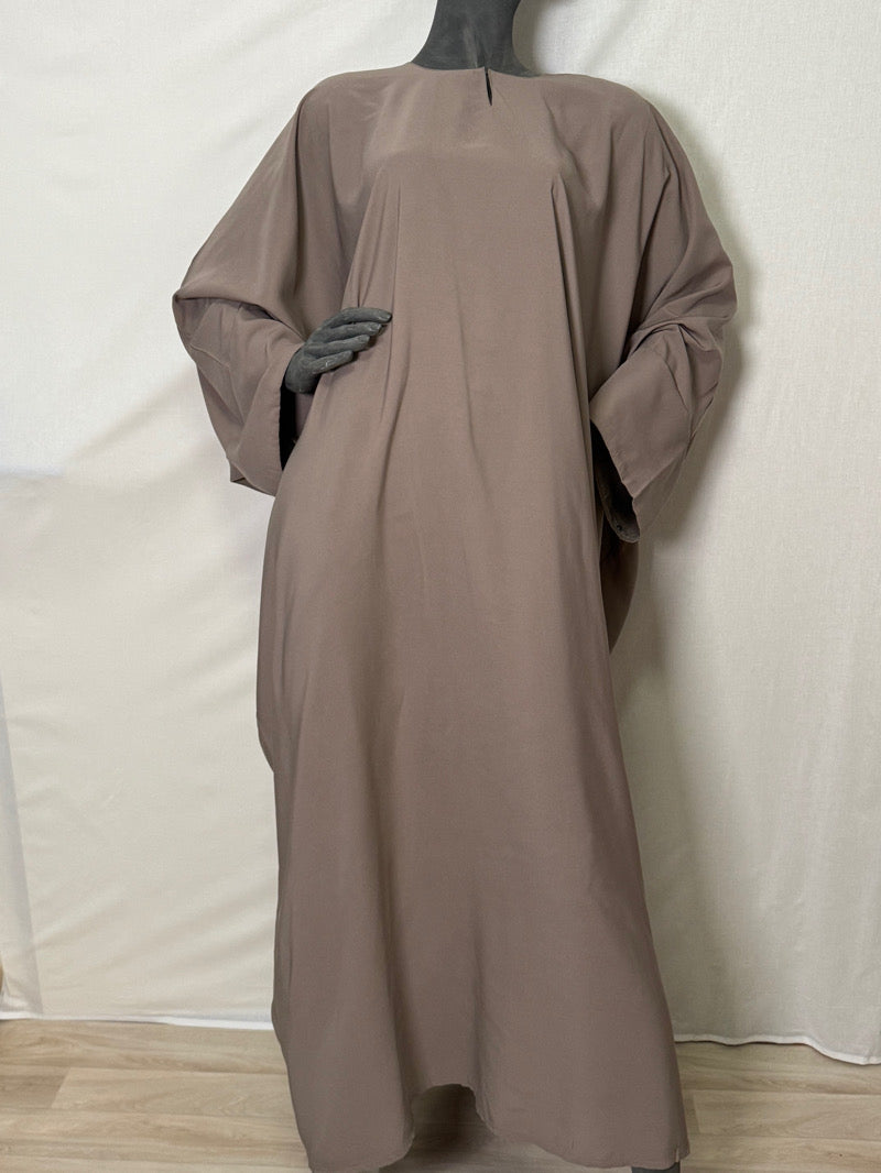 YARA abaya taupe edestä – Saudi-tyylinen laskeutuva abaya musliminaisille, kevyt ja peittävä, hihoissa napit, suomalainen verkkokauppa