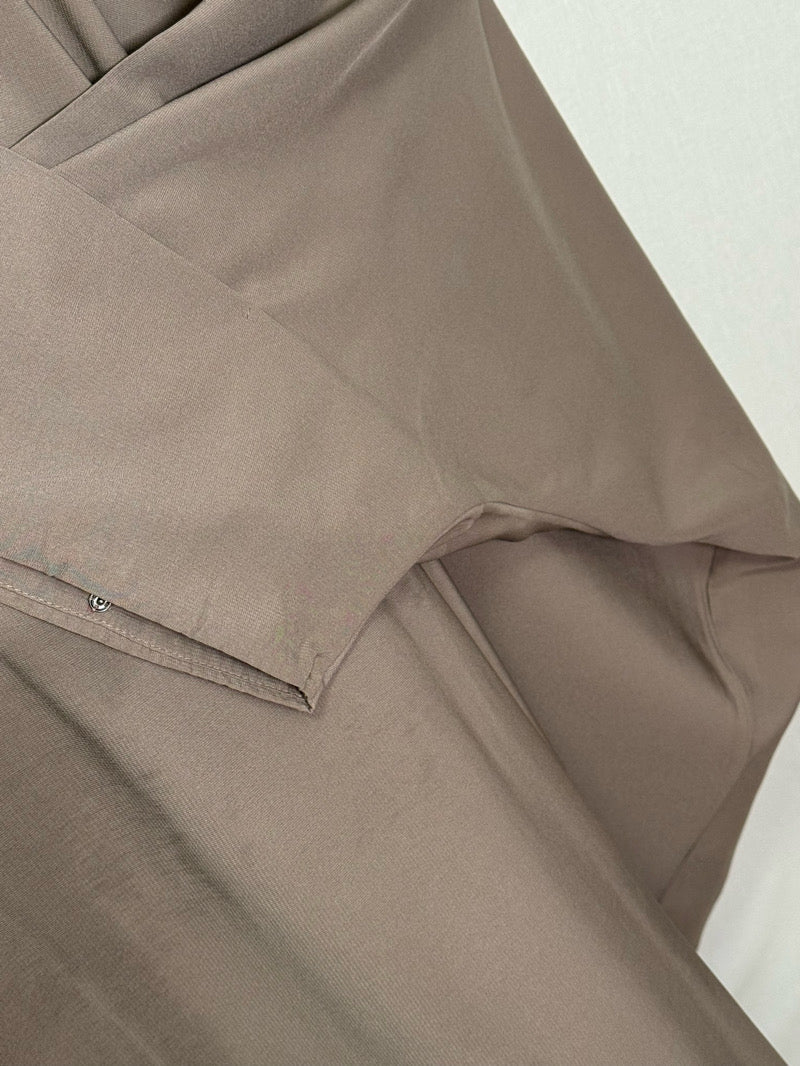 YARA abaya taupe, kuva hihoista– Saudi-tyylinen laskeutuva abaya musliminaisille, kevyt ja peittävä, hihoissa napit, suomalainen verkkokauppa