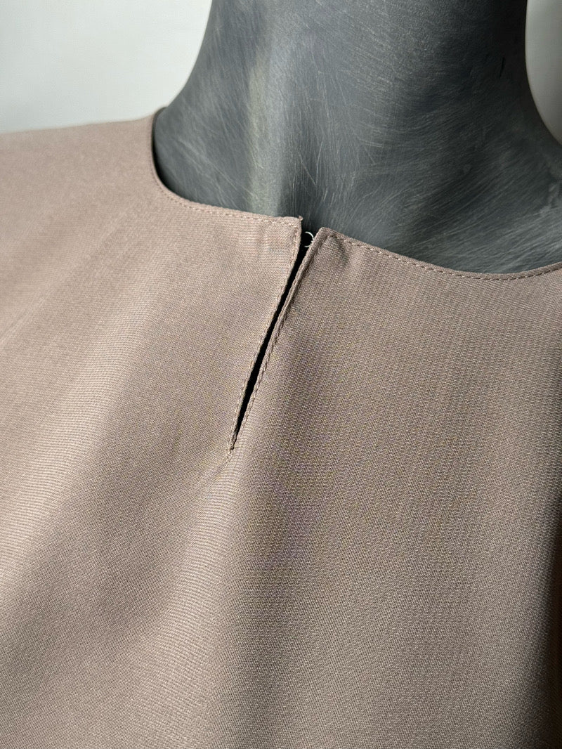 YARA abaya taupe, kuva kauluksesta – Saudi-tyylinen laskeutuva abaya musliminaisille, kevyt ja peittävä, hihoissa napit, suomalainen verkkokauppa