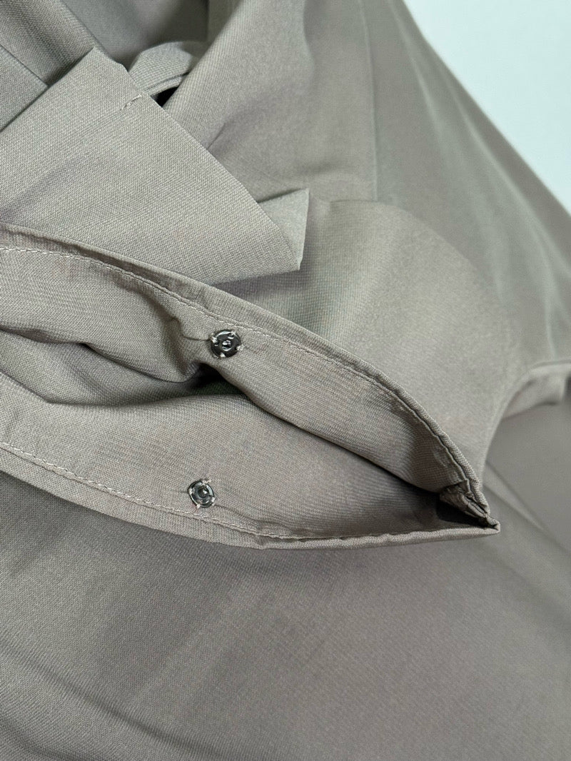 YARA abaya taupe, kuva napeista– Saudi-tyylinen laskeutuva abaya musliminaisille, kevyt ja peittävä, hihoissa napit, suomalainen verkkokauppa