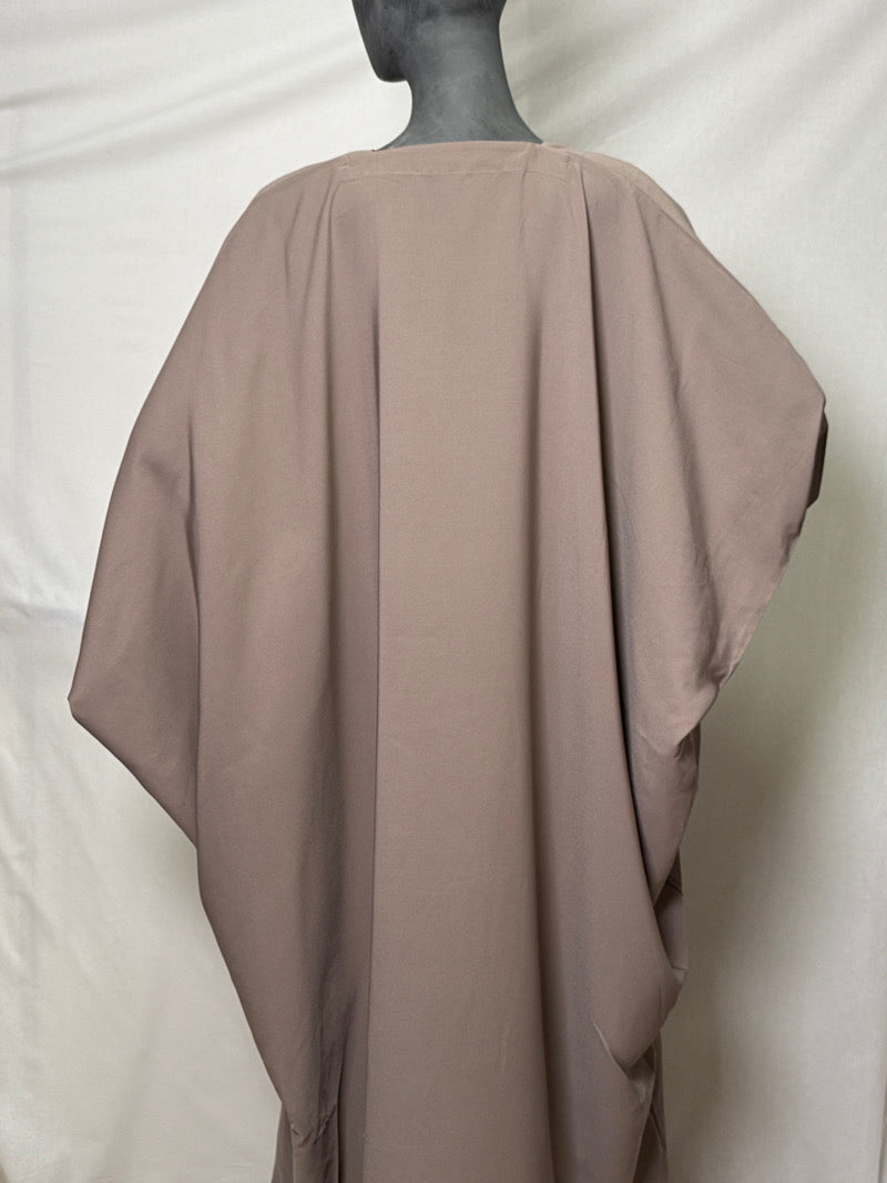 YARA abaya taupe takaa – Saudi-tyylinen laskeutuva abaya musliminaisille, kevyt ja peittävä, hihoissa napit, suomalainen verkkokauppa
