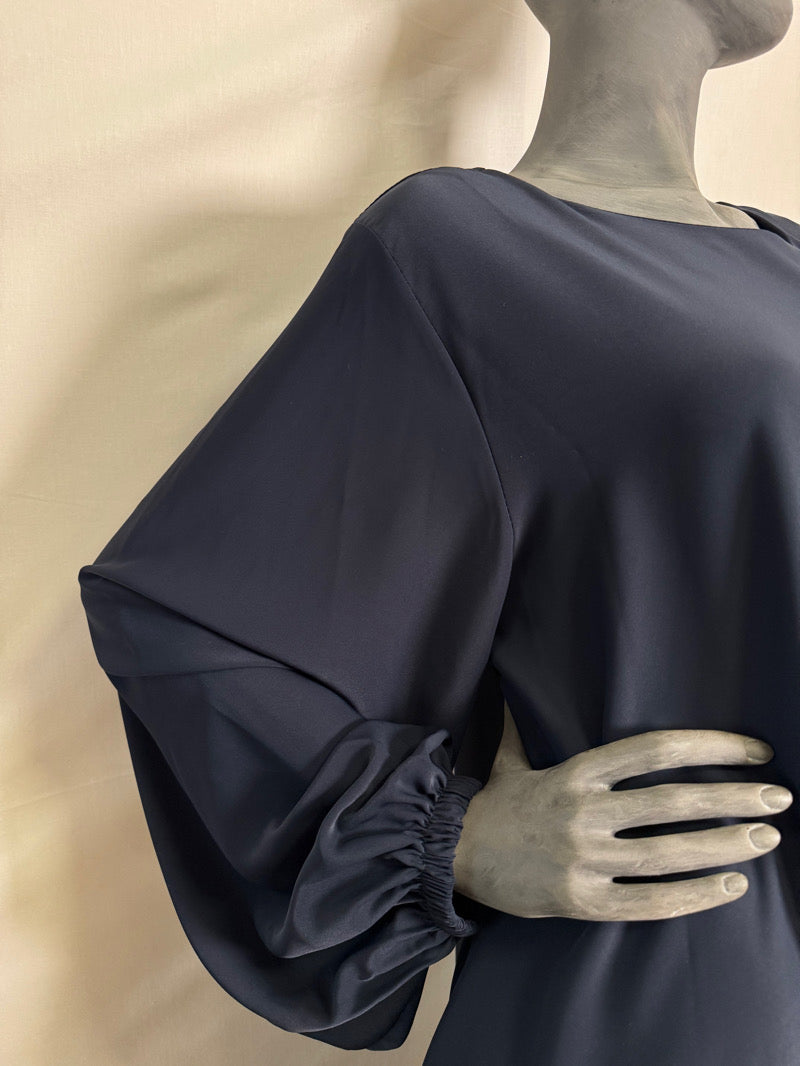 YUSRA abaya mekko musliminaisille sivulta kuvattuna – navy blue väri, ajaton ja peittävä hijab-vaate arkeen ja juhlaan