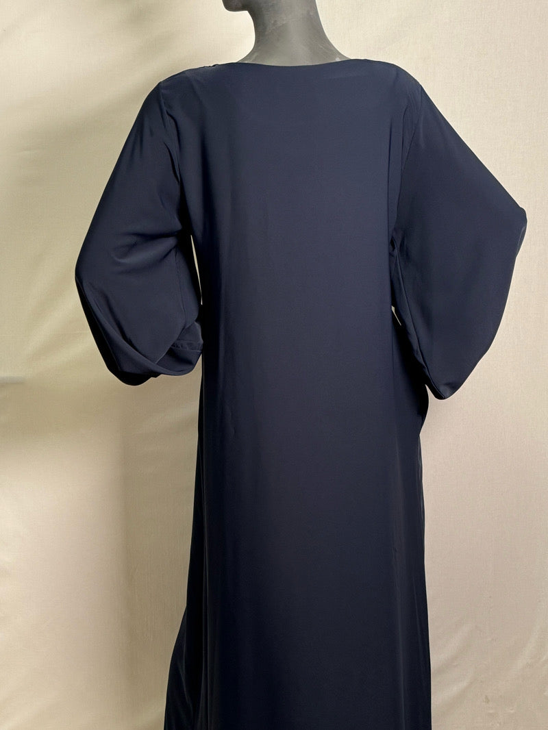 YUSRA abaya mekko musliminaisille takaa kuvattuna – navy blue väri, ajaton ja peittävä hijab-vaate arkeen ja juhlaan