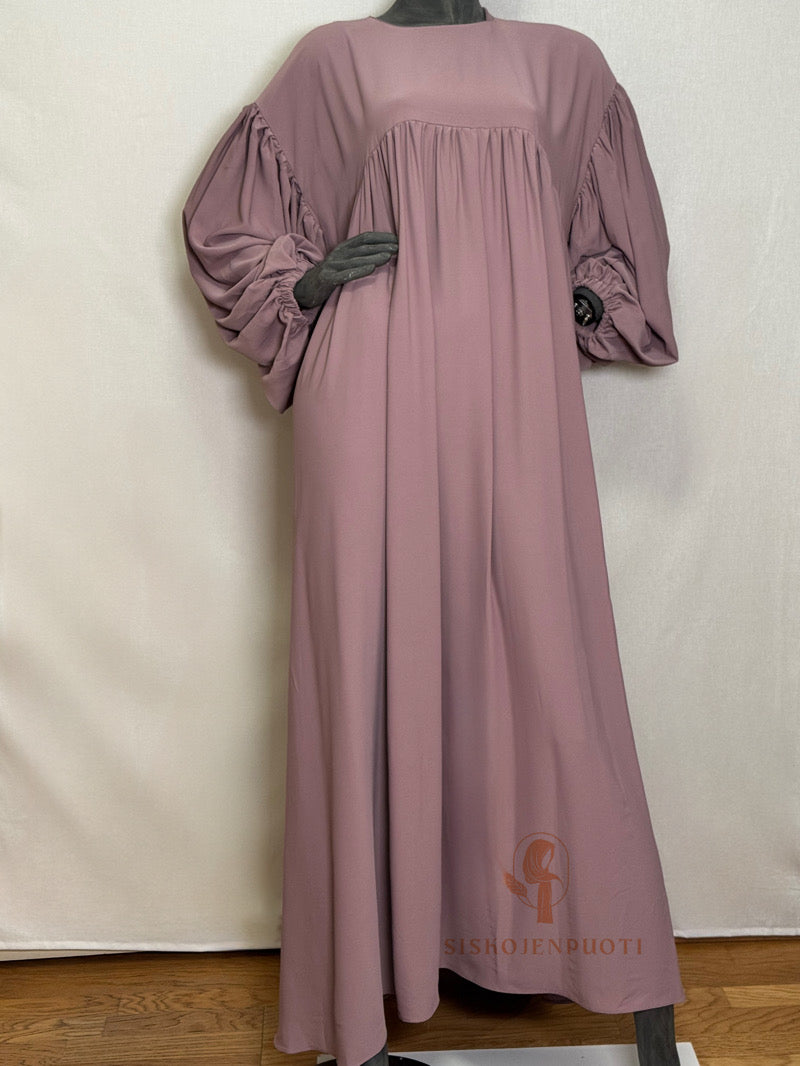 LAYLA Abaya mauve musliminaisille, edestä kuvattu, Medina-silkkiä, balloon sleeve -hihat, rypytetty rintamus, leveä leikkaus, peittävä ja mukava, hijab-yhteensopiva