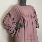 LAYLA Abaya mauve musliminaisille, lähikuva, Medina-silkki, balloon sleeve -hihat, rypytetty rintamus, laadukas ja mukava, hijab-yhteensopiva