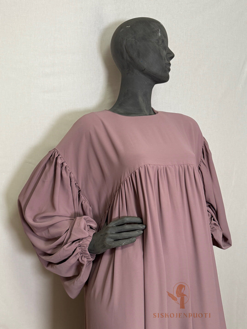 LAYLA Abaya mauve musliminaisille, lähikuva, Medina-silkki, balloon sleeve -hihat, rypytetty rintamus, laadukas ja mukava, hijab-yhteensopiva