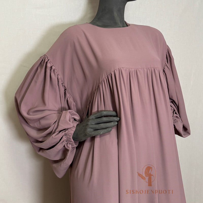 LAYLA Abaya mauve musliminaisille, lähikuva, Medina-silkki, balloon sleeve -hihat, rypytetty rintamus, laadukas ja mukava, hijab-yhteensopiva