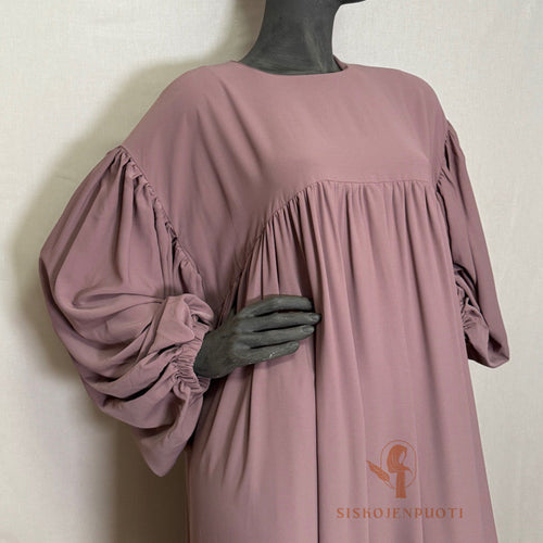 LAYLA Abaya mauve musliminaisille, lähikuva, Medina-silkki, balloon sleeve -hihat, rypytetty rintamus, laadukas ja mukava, hijab-yhteensopiva
