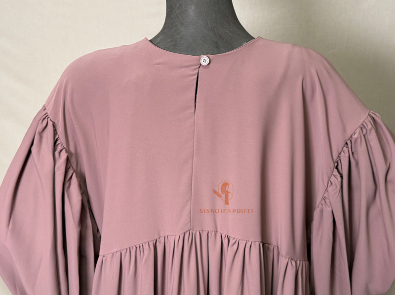 LAYLA Abaya mauve musliminaisille, lähikuva takaa, Medina-silkki, balloon sleeve -hihat, rypytetty rintamus, laadukas ja mukava, hijab-yhteensopiva