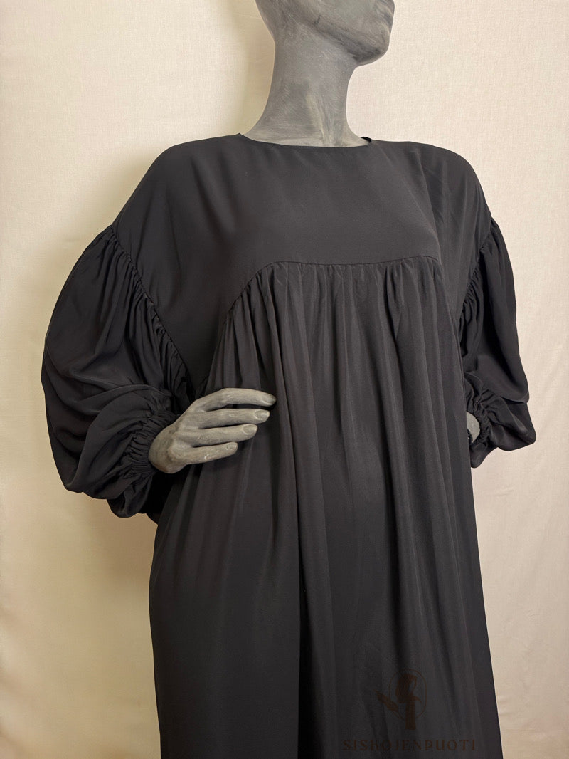 LAYLA Abaya musta musliminaisille, edestä kuvattu, Medina-silkkiä, balloon sleeve -hihat, rypytetty rintamus, leveä leikkaus, peittävä ja mukava, hijab-yhteensopiva