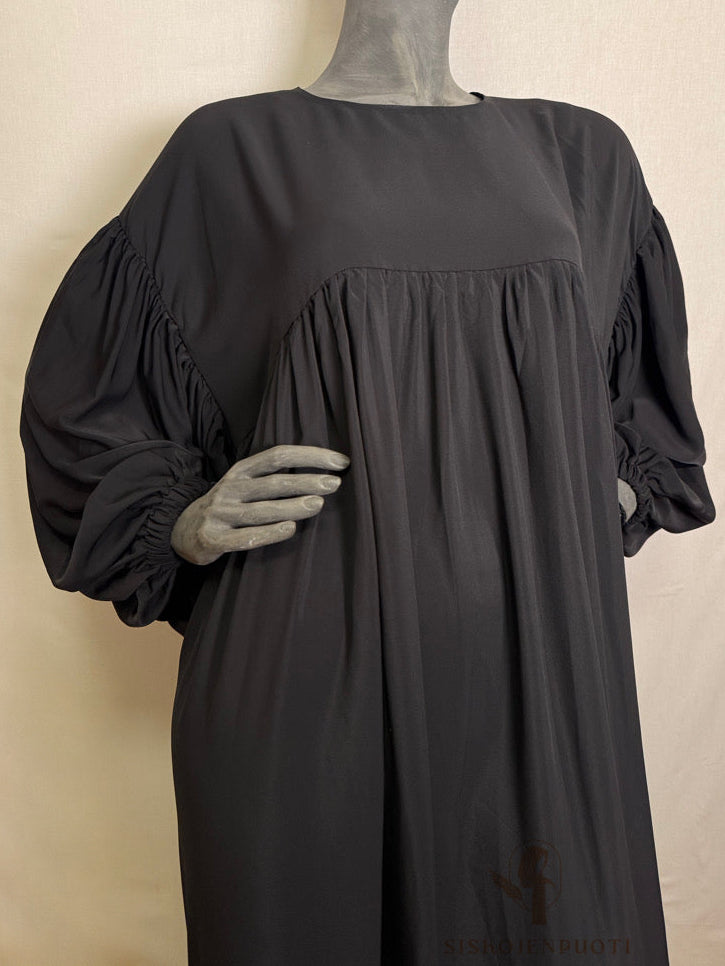 LAYLA Abaya musta musliminaisille, edestä kuvattu, Medina-silkkiä, balloon sleeve -hihat, rypytetty rintamus, leveä leikkaus, peittävä ja mukava, hijab-yhteensopiva
