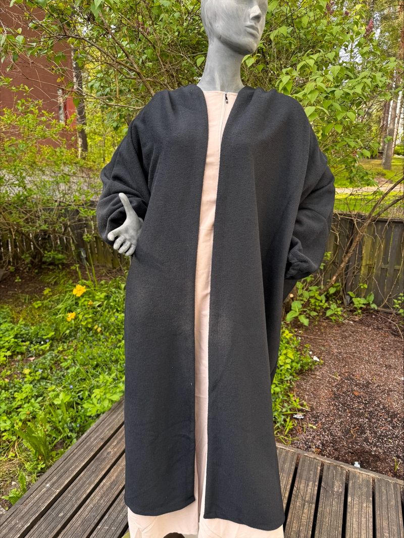Musta avoin abaya musliminaisille edestä – lämmin villamainen takki abayan päälle syksyyn ja talveen, suomalainen verkkokauppa